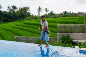 How swimming pools are cleaned